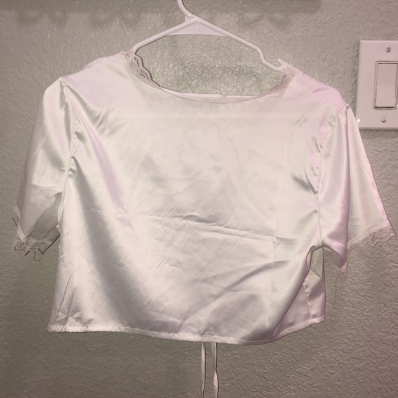 A cute lace white crop - Picture 4 of 4